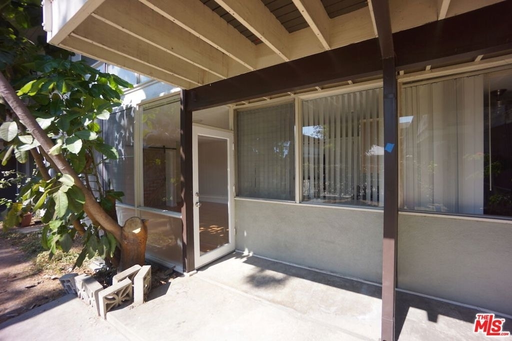 11133 Rose Avenue - Photo 0
