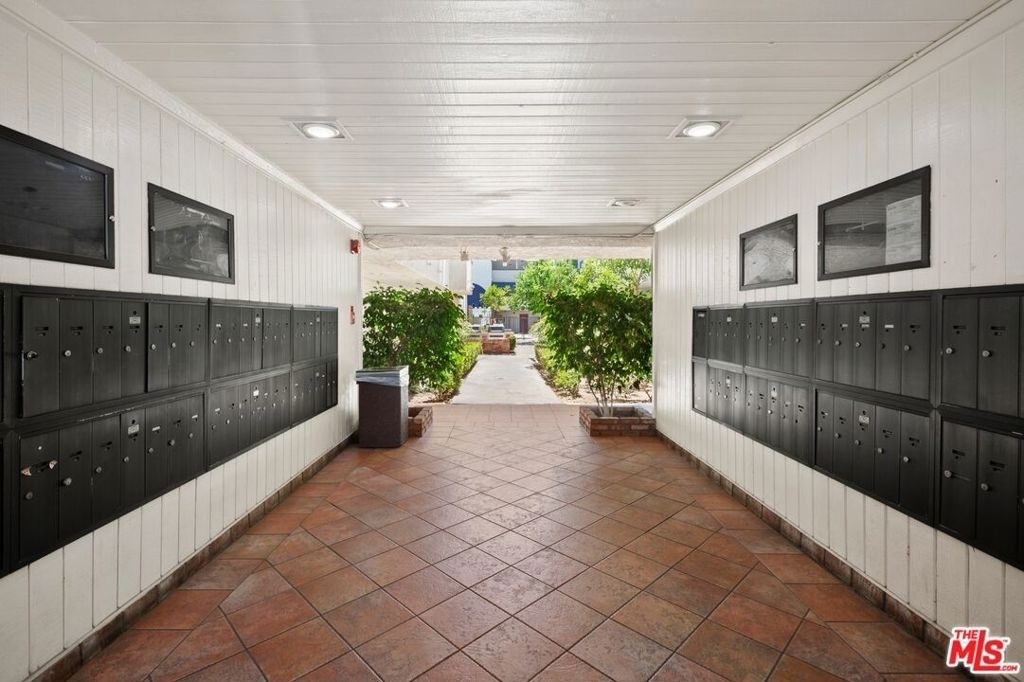 18530 Hatteras Street - Photo 10