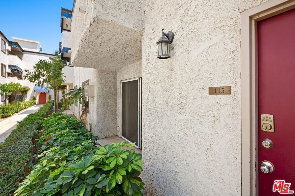 18530 Hatteras Street - Photo 1