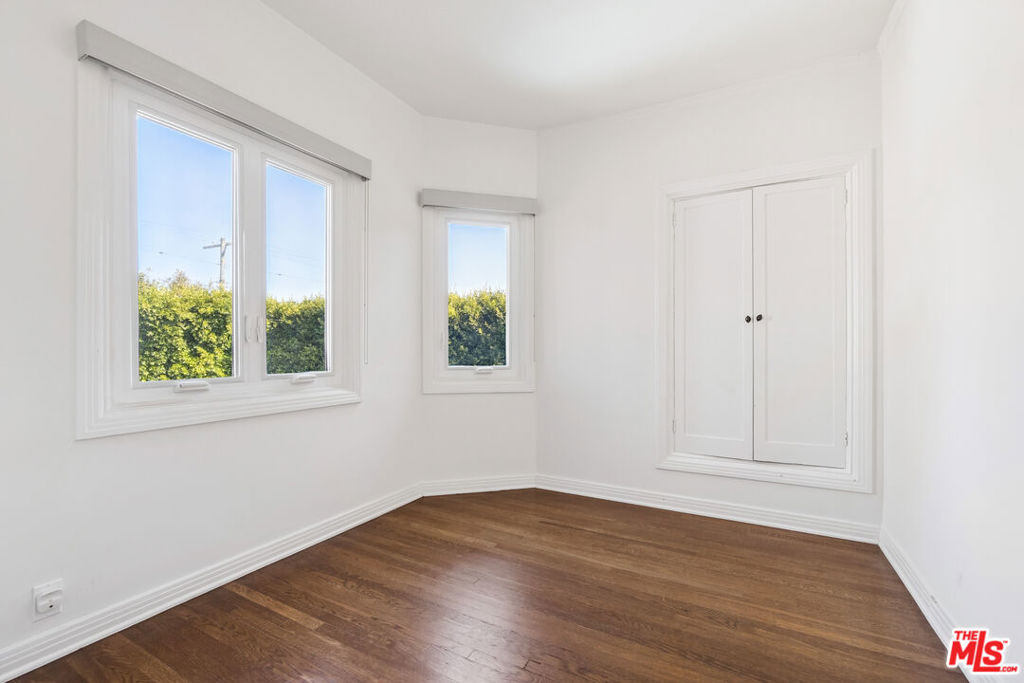 956 S Longwood Avenue - Photo 29