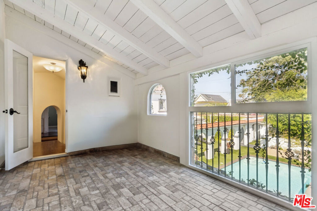 956 S Longwood Avenue - Photo 33