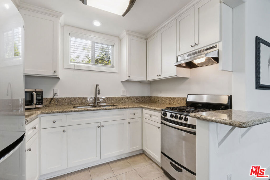 956 S Longwood Avenue - Photo 38