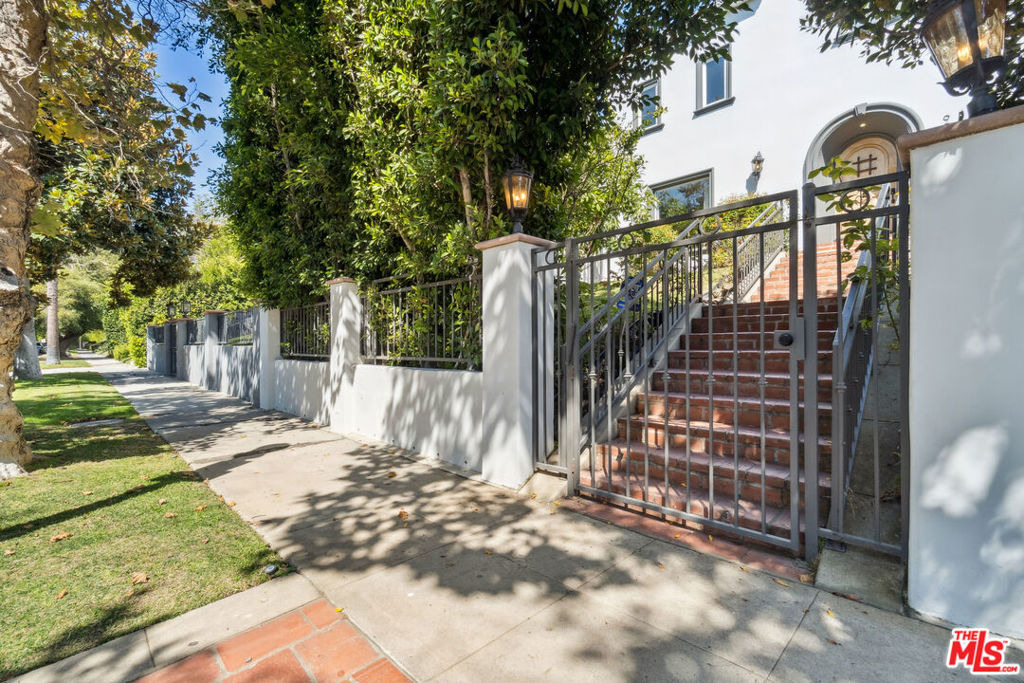 956 S Longwood Avenue - Photo 44