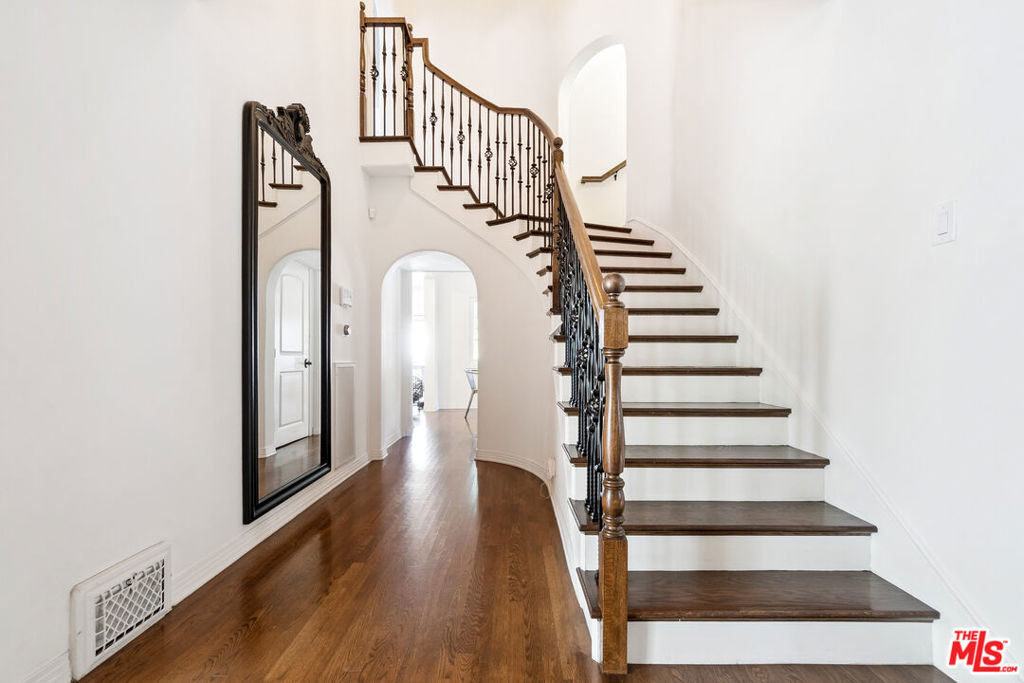 956 S Longwood Avenue - Photo 7