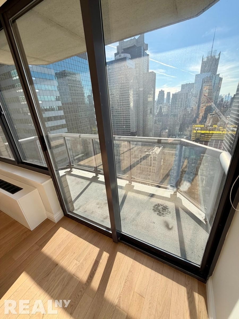 W 48th St - Photo 3