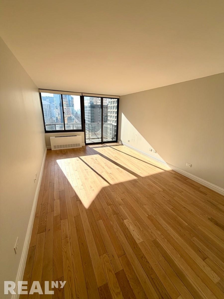 W 48th St - Photo 2