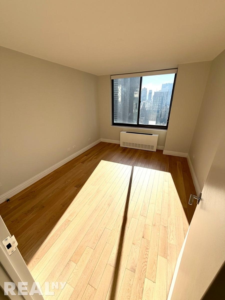 W 48th St - Photo 4