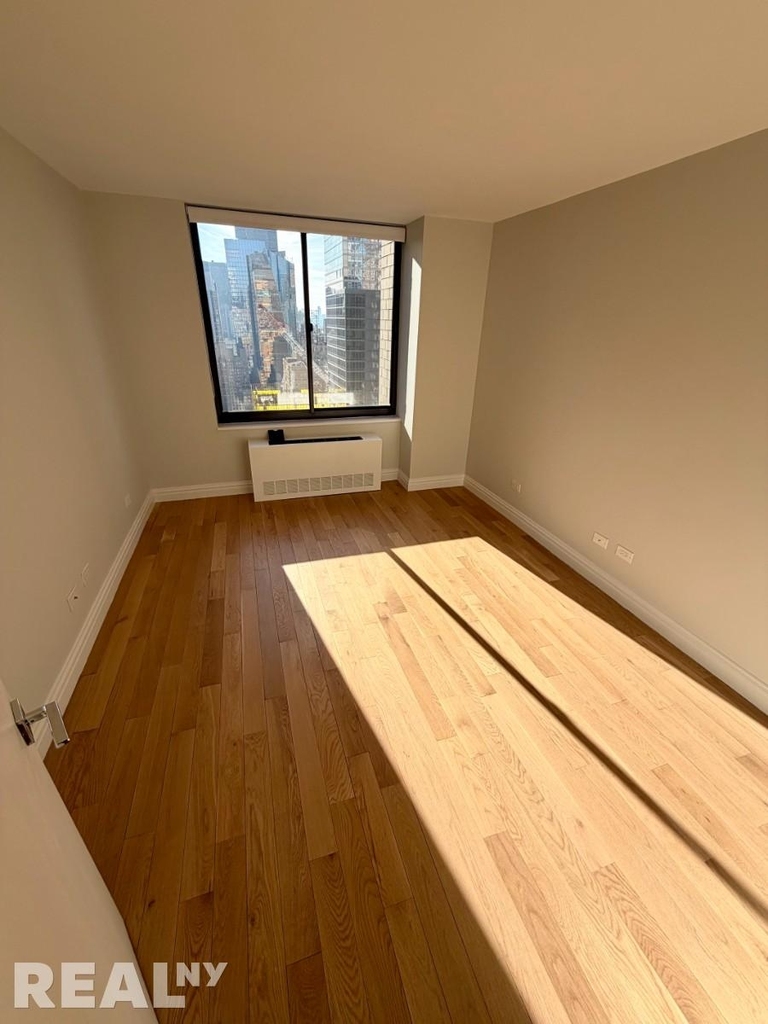W 48th St - Photo 7