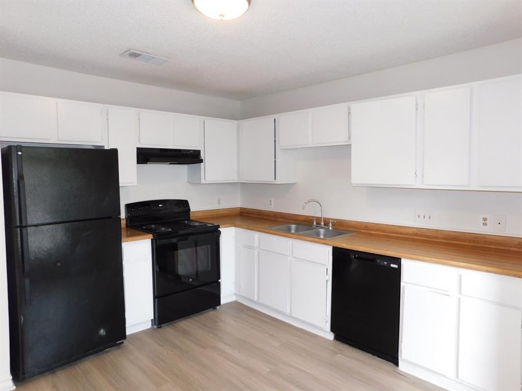 1002 Southwalk St - Photo 3