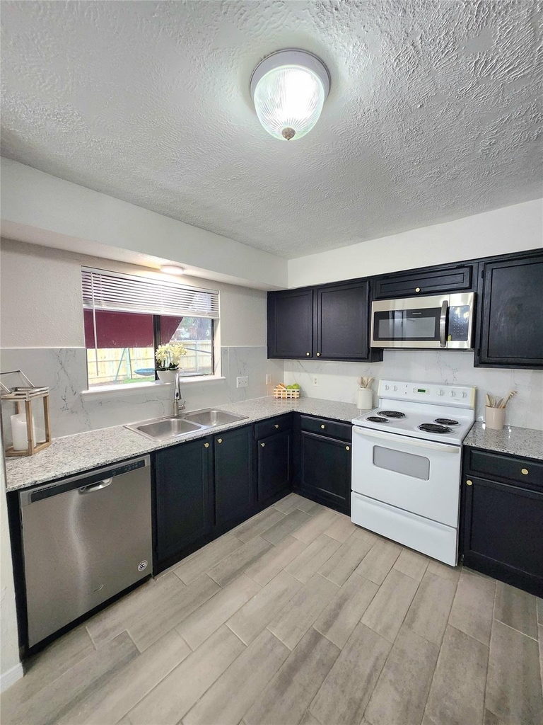 10047 Emerald Creek Drive - Photo 8