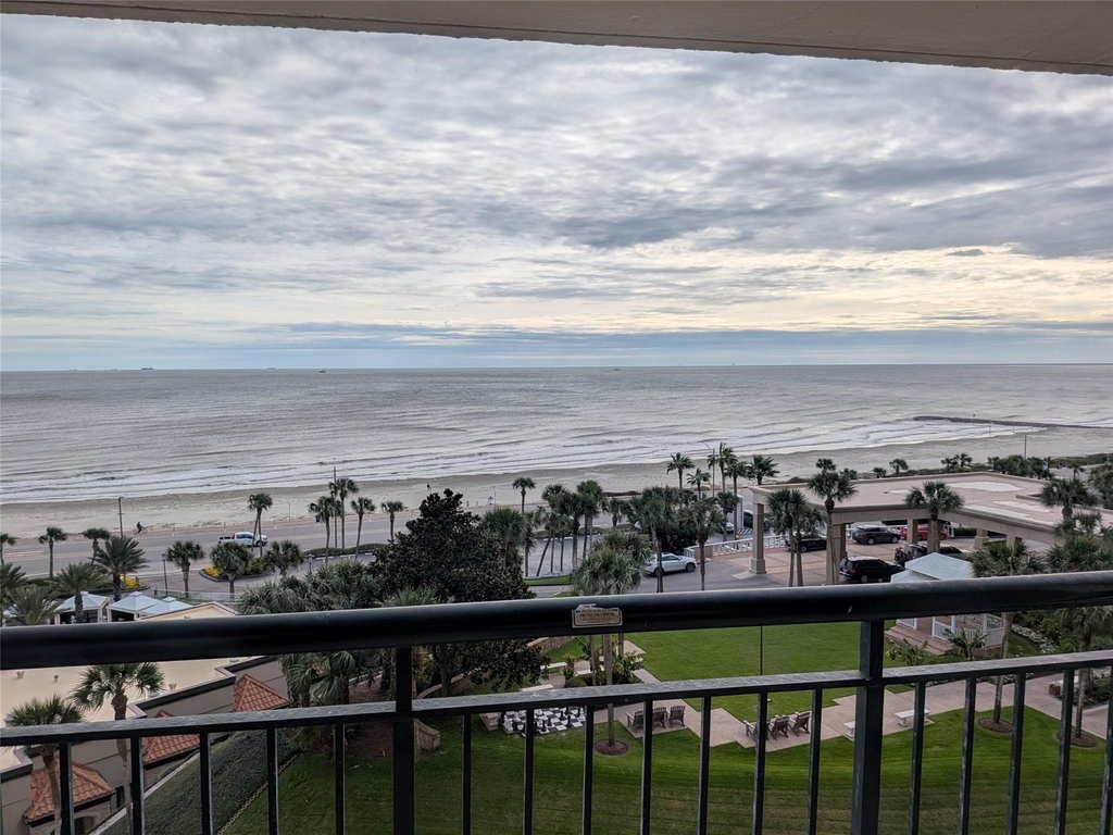 5220 Seawall Boulevard - Photo 0