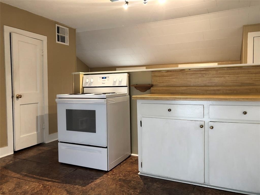 208 1/2 Avenue A - Photo 17