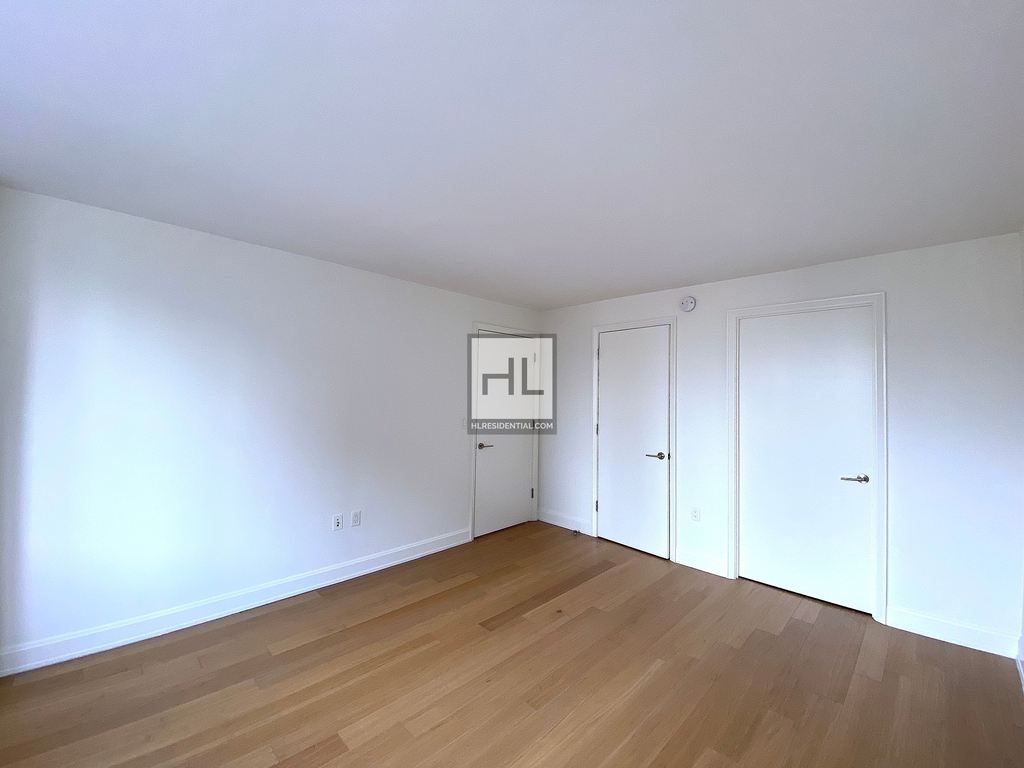 East 54th Street - Photo 2