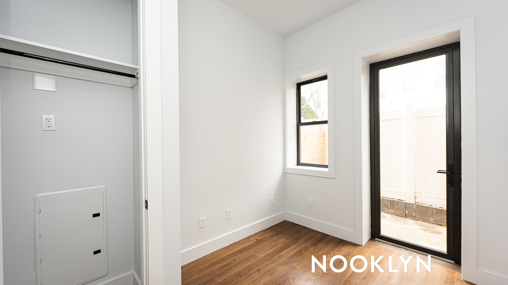 1337 Gates Avenue - Photo 4