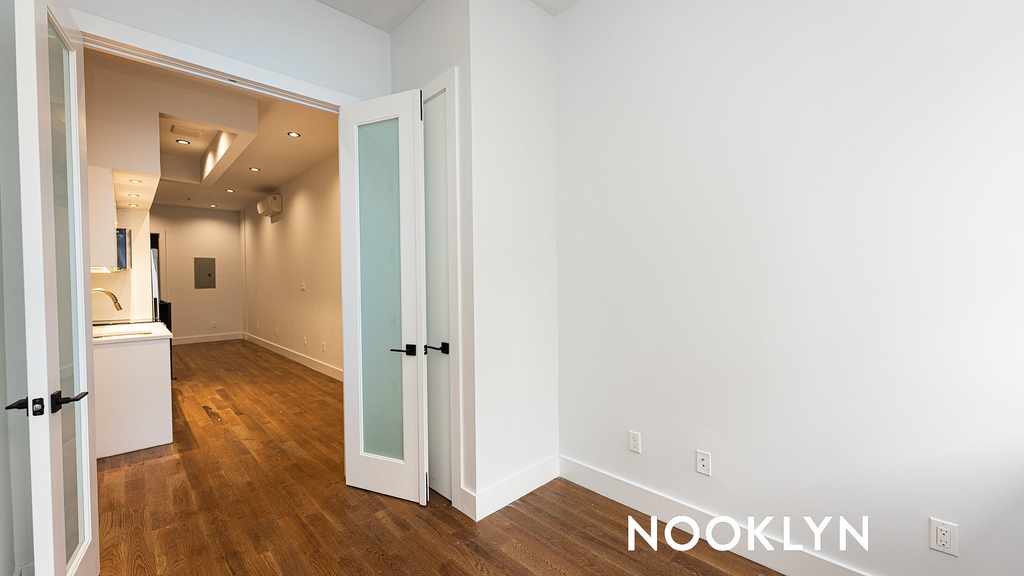 1337 Gates Avenue - Photo 2