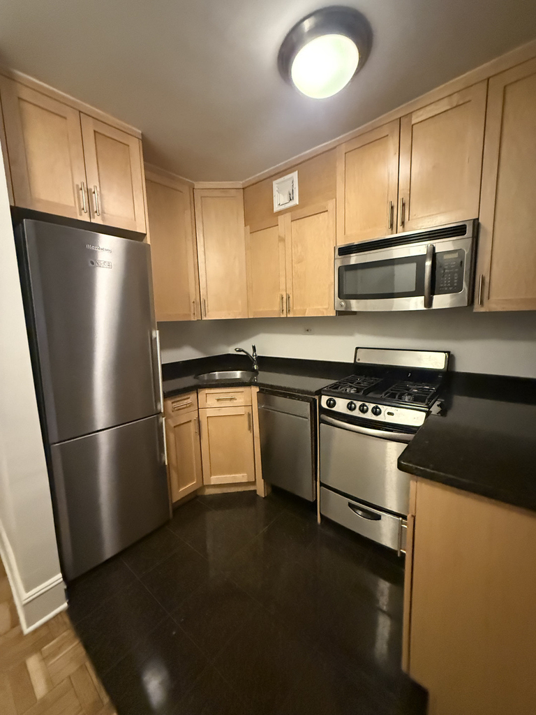 435 East 79th Street - Photo 4