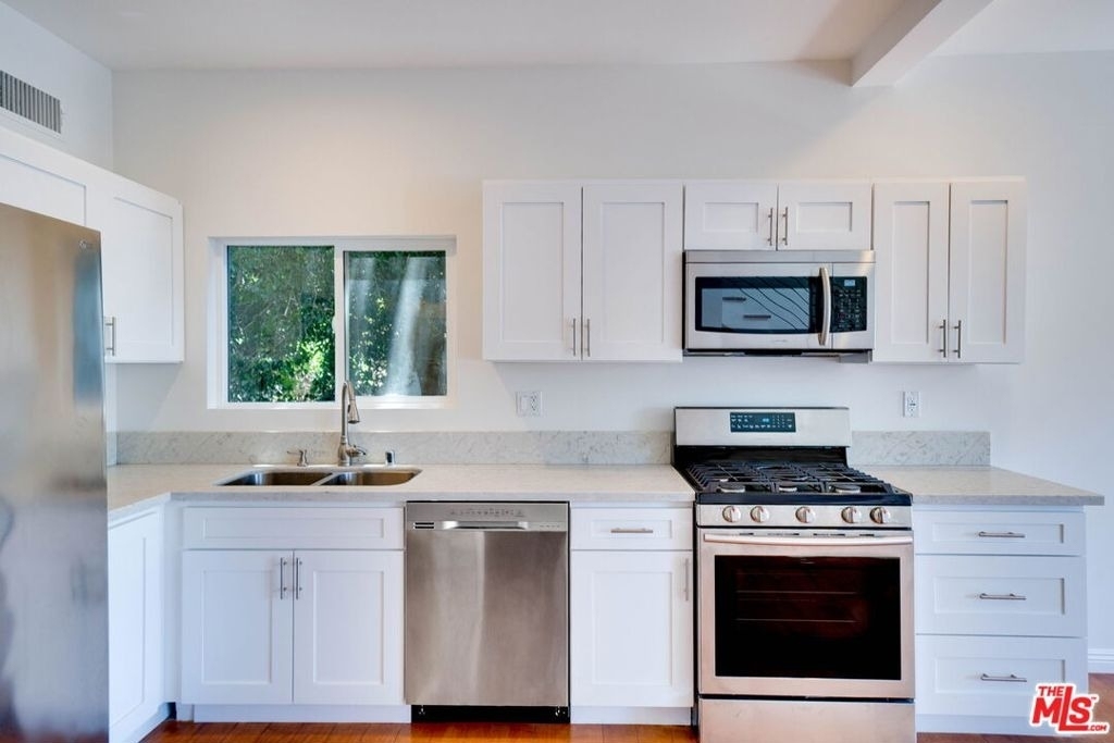 1411 Cloverfield Boulevard - Photo 3