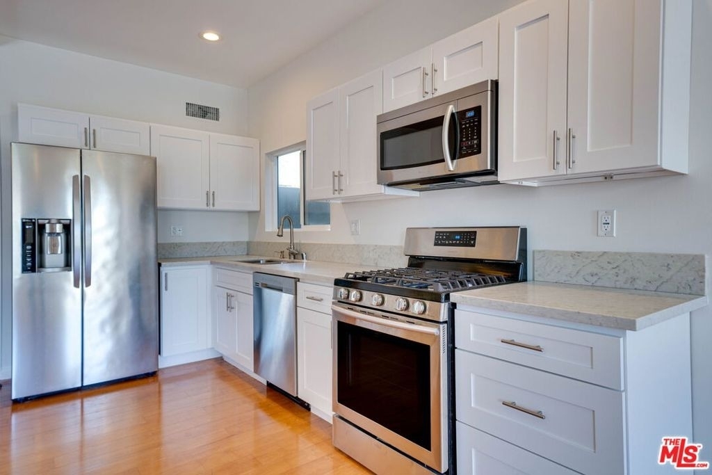 1411 Cloverfield Boulevard - Photo 2