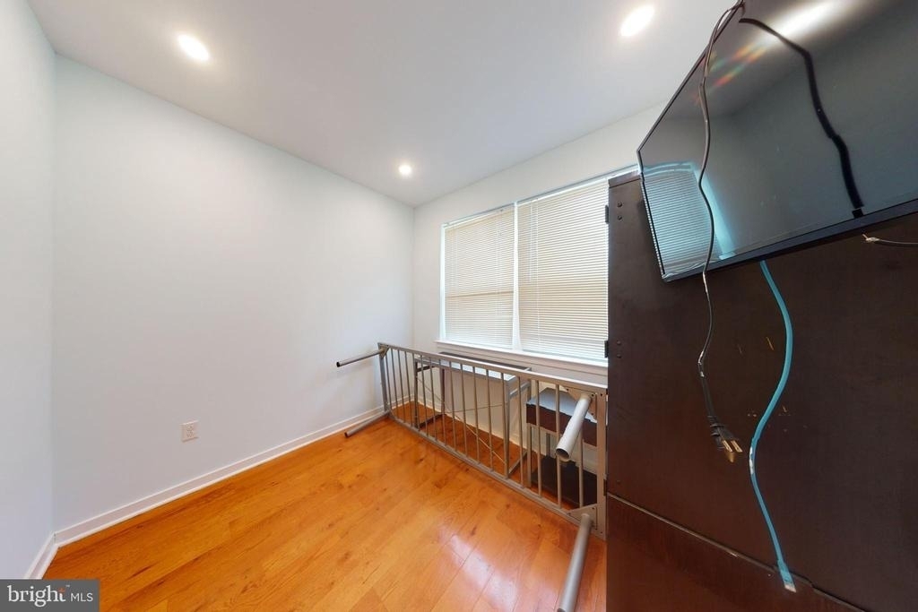 1517 W Seybert Street - Photo 3