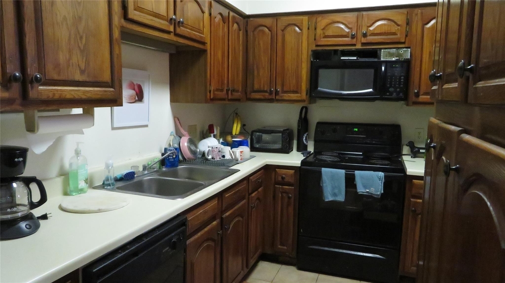 1910 Robbins Pl - Photo 2