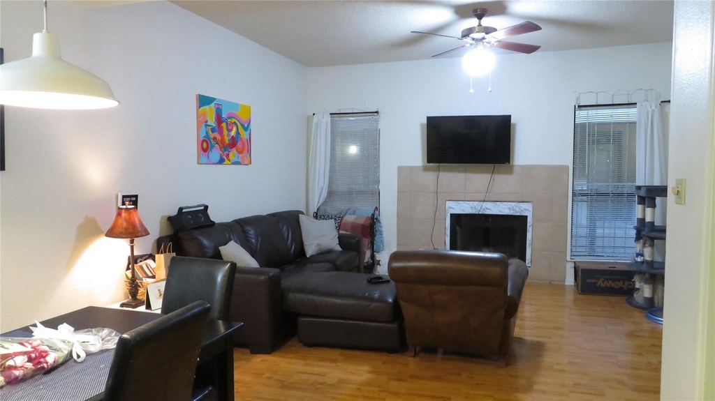 1910 Robbins Pl - Photo 4