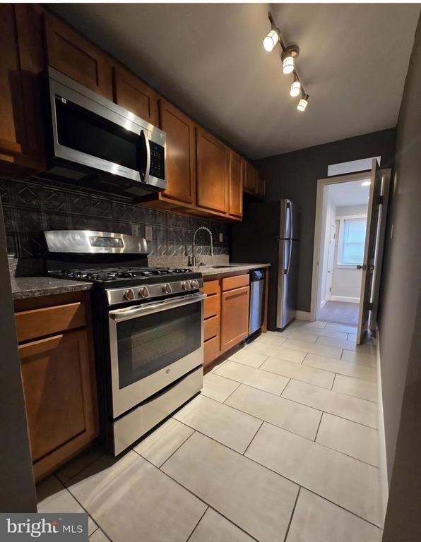 4044 7th Street Ne - Photo 0