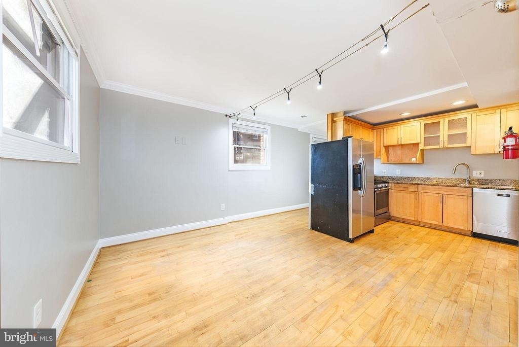 300 Oklahoma Avenue Ne - Photo 2