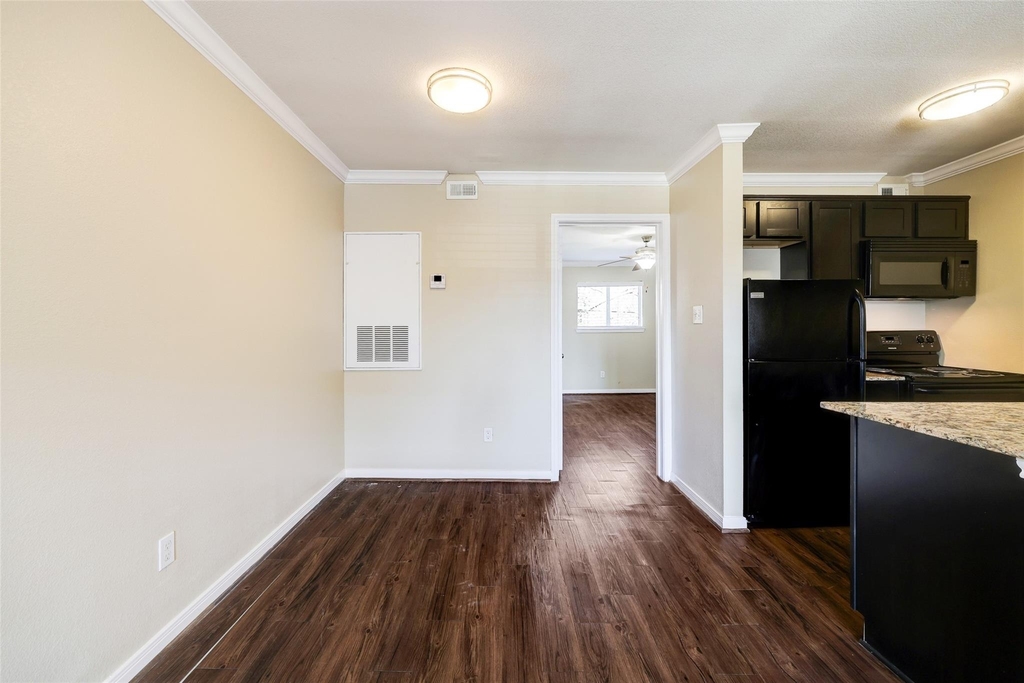 2006 W 43rd Street - Photo 2