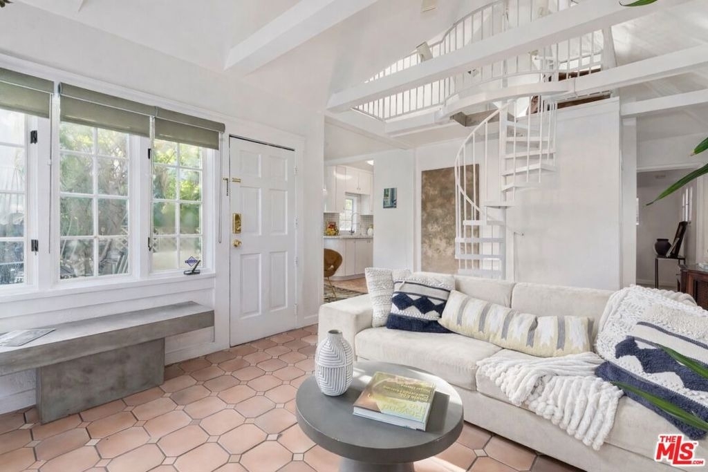 2427 N Gower Street - Photo 2
