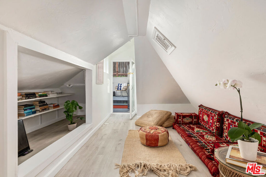 2427 N Gower Street - Photo 11