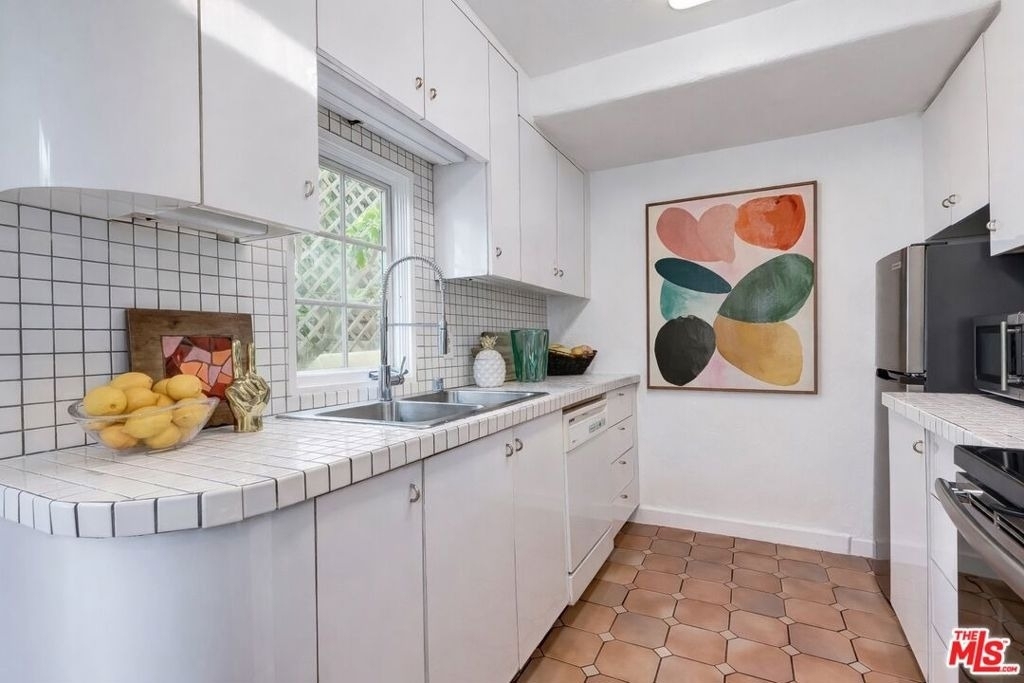 2427 N Gower Street - Photo 4