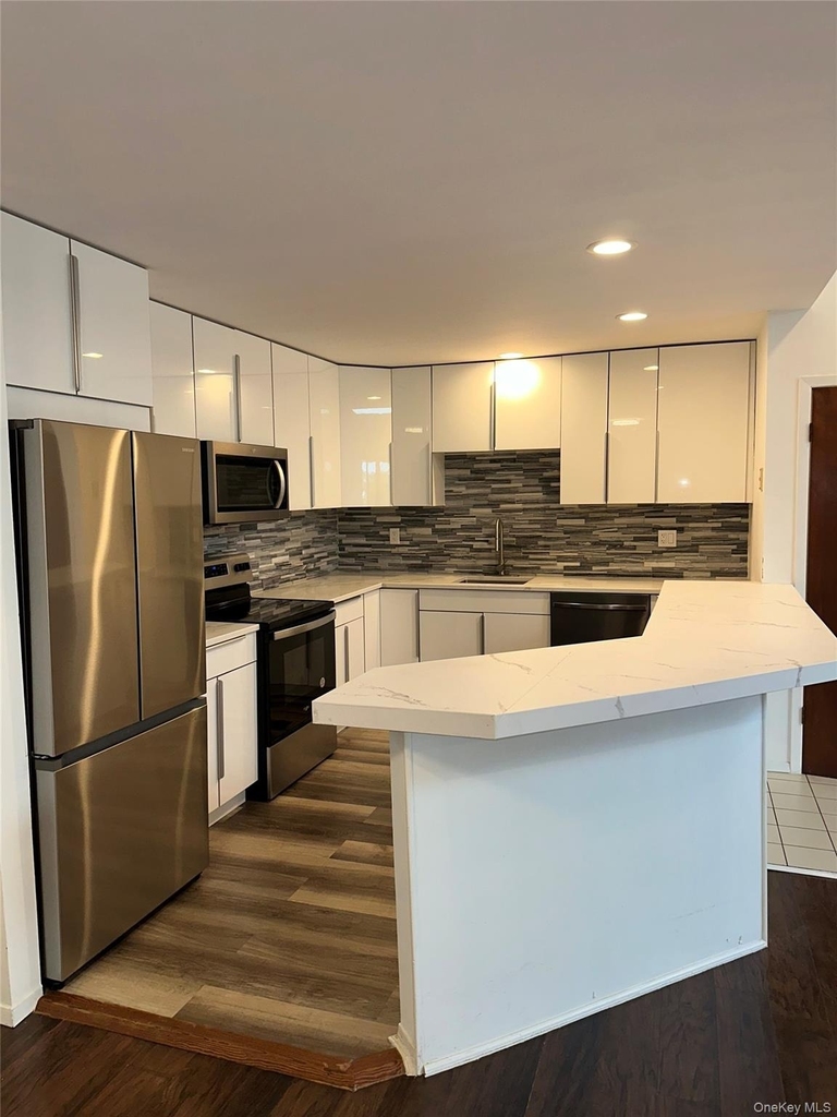 83 Manorhaven Boulevard - Photo 1