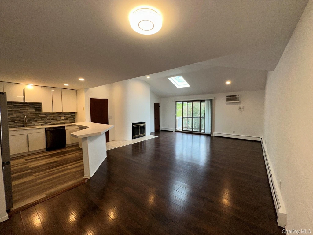 83 Manorhaven Boulevard - Photo 0