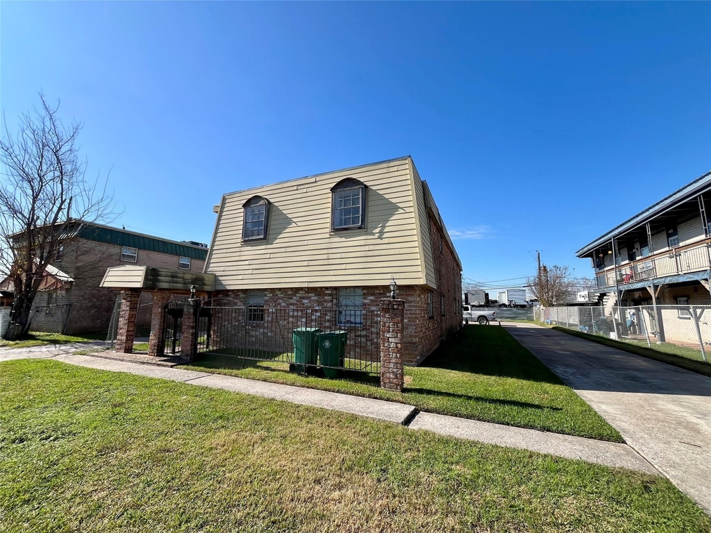 1042 W Village Court - Photo 1