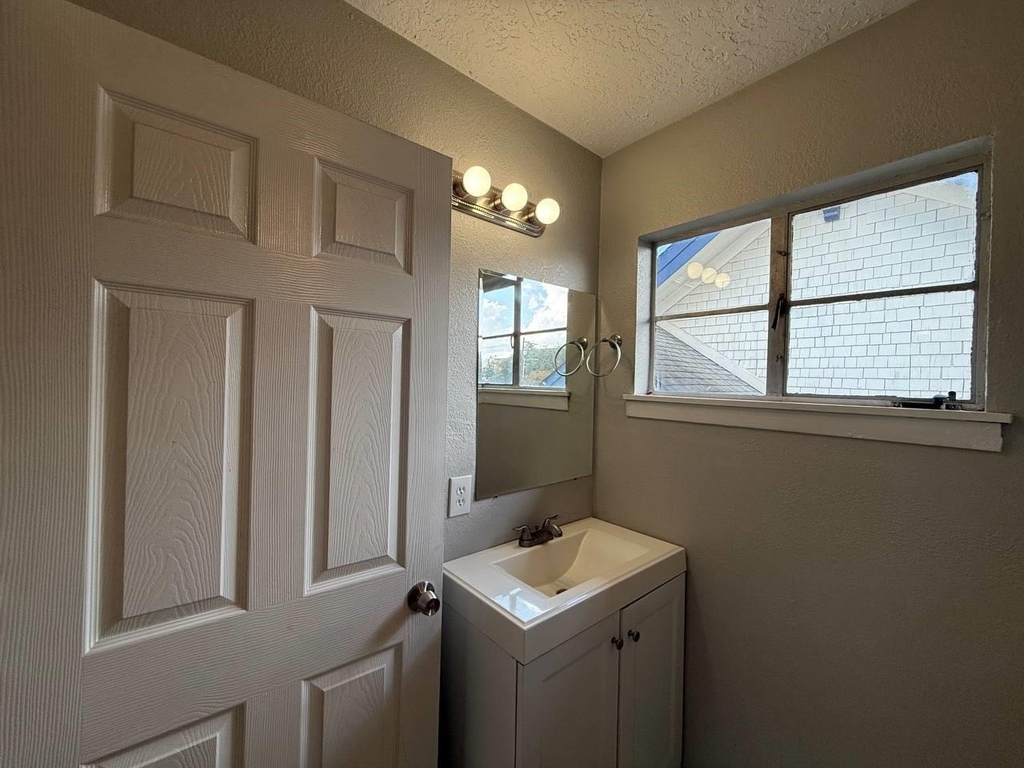 2501 Yoakum Boulevard - Photo 11