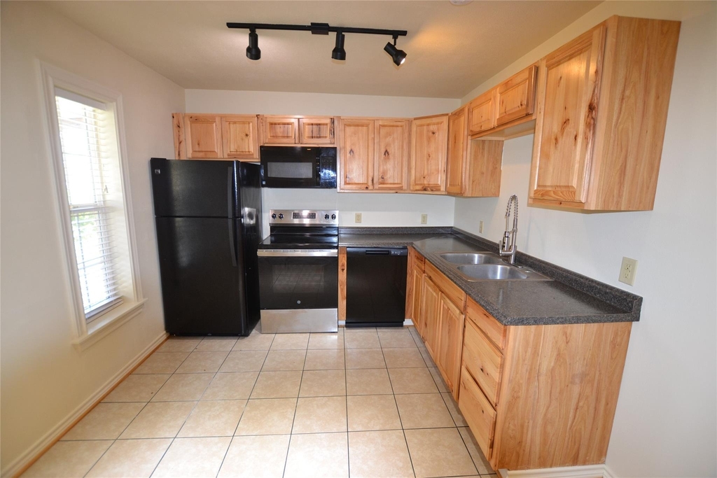253 Old Groveton Road S - Photo 0