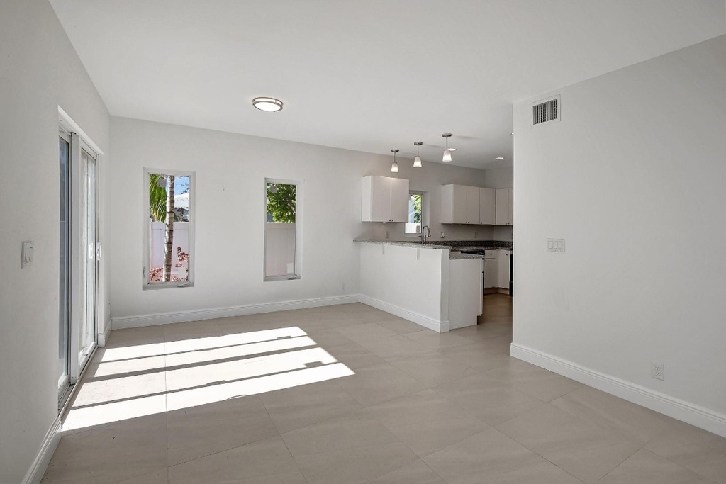 1104 S 20th Avenue - Photo 3
