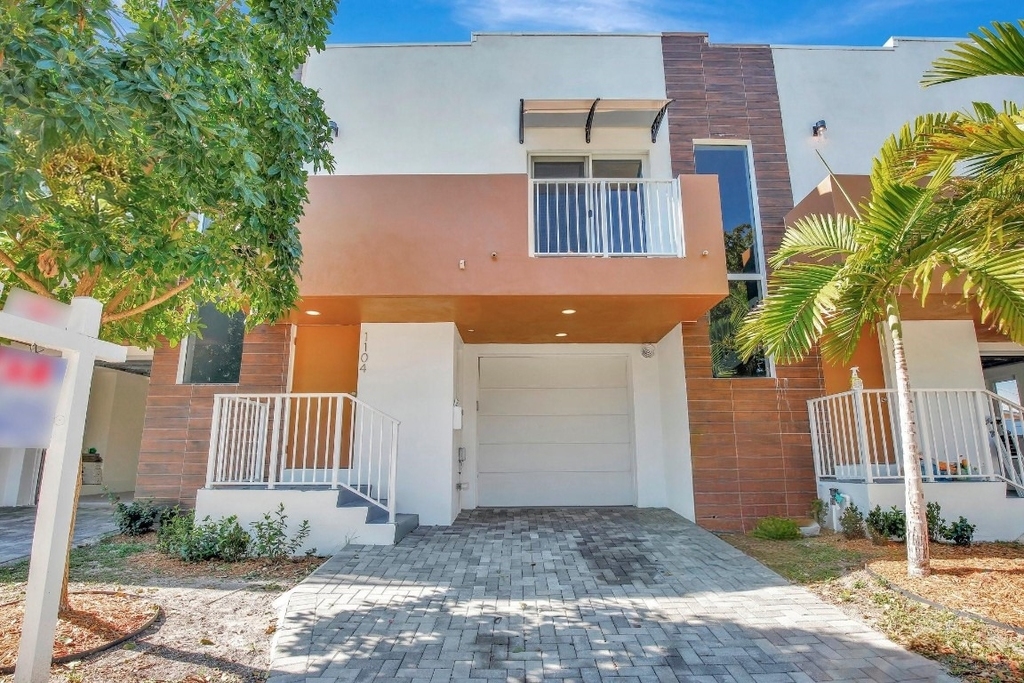 1104 S 20th Avenue - Photo 1