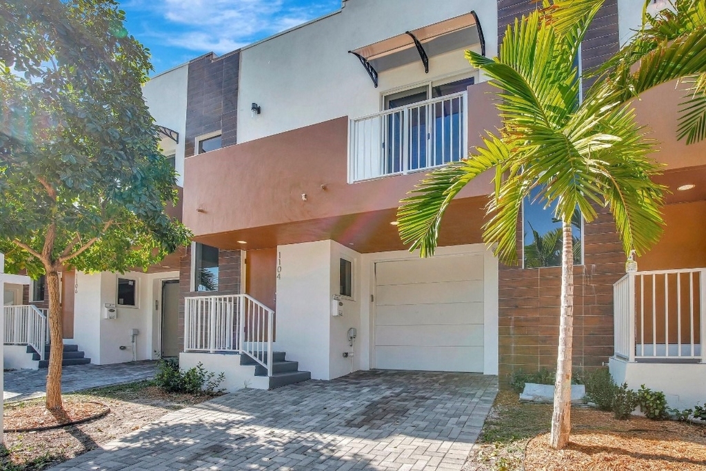 1104 S 20th Avenue - Photo 0