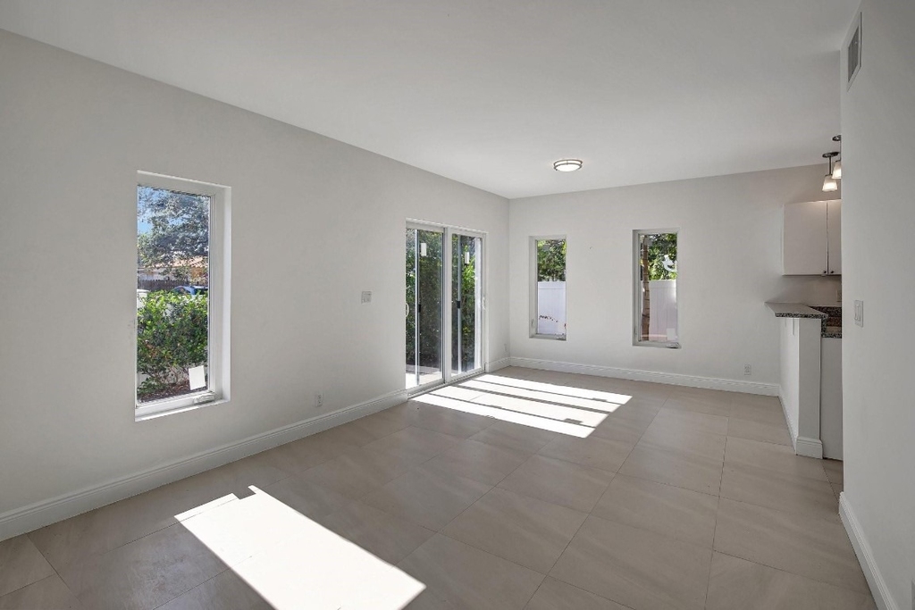 1104 S 20th Avenue - Photo 2