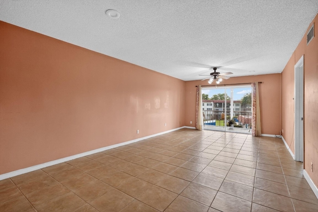 9410 N Hollybrook Lake Drive - Photo 2