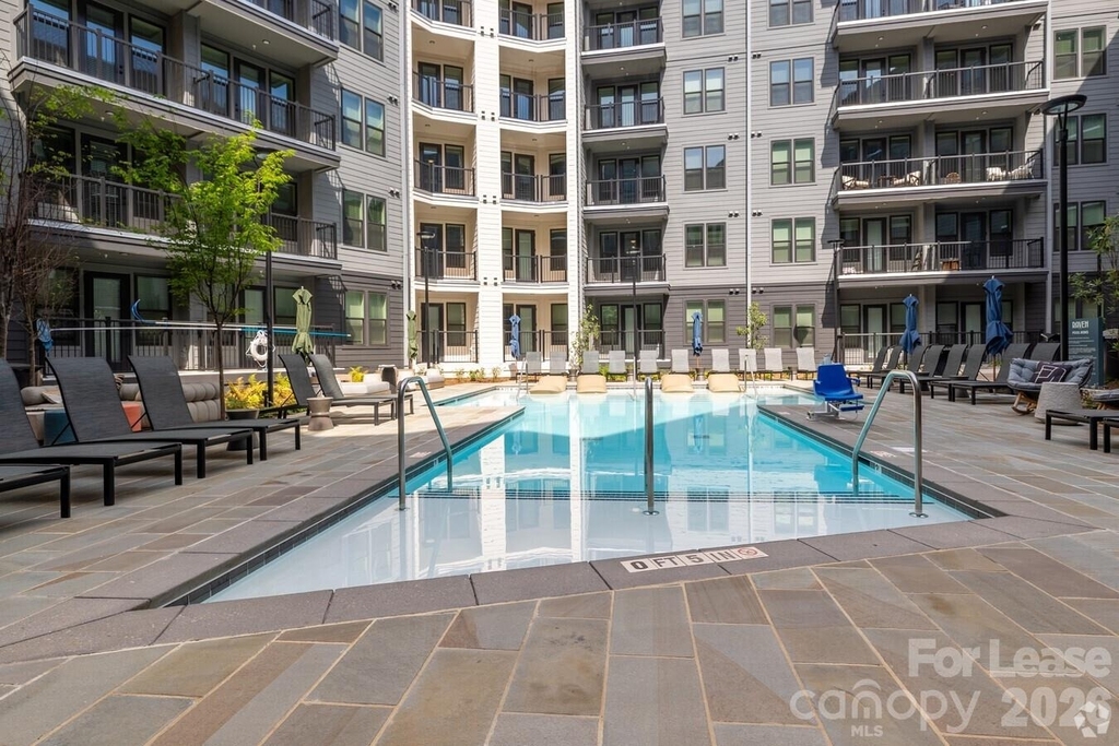 536 W Tremont Avenue - Photo 3