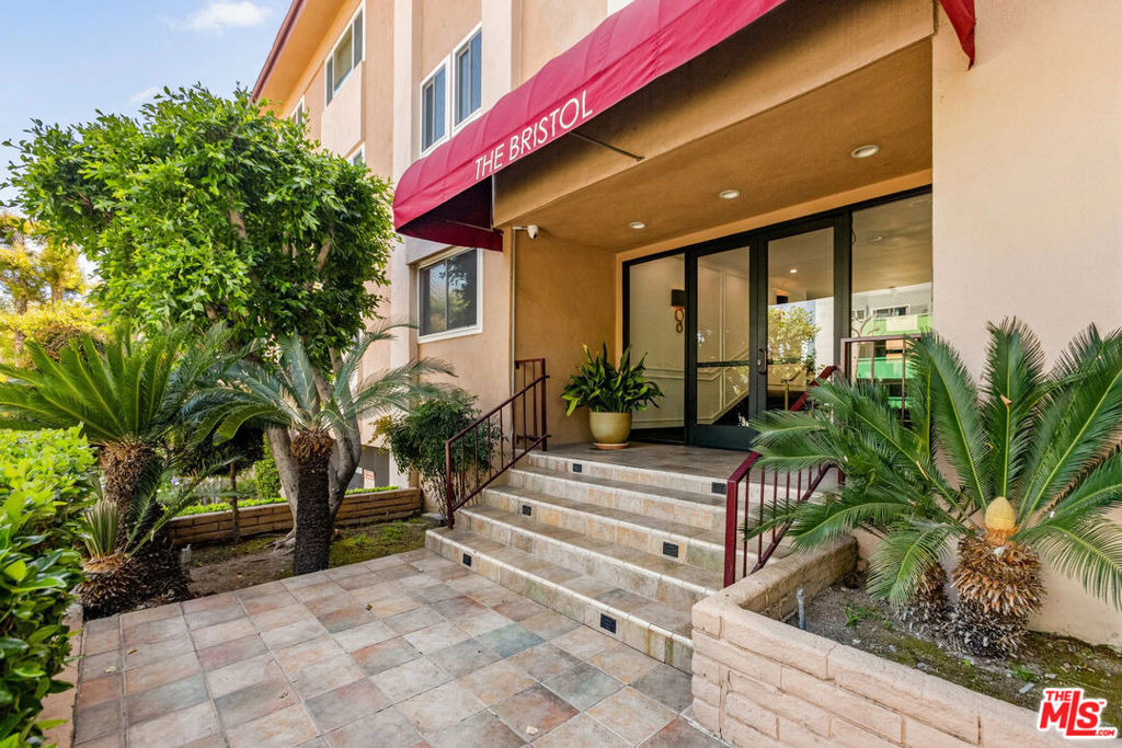 1121 N Olive Drive - Photo 0