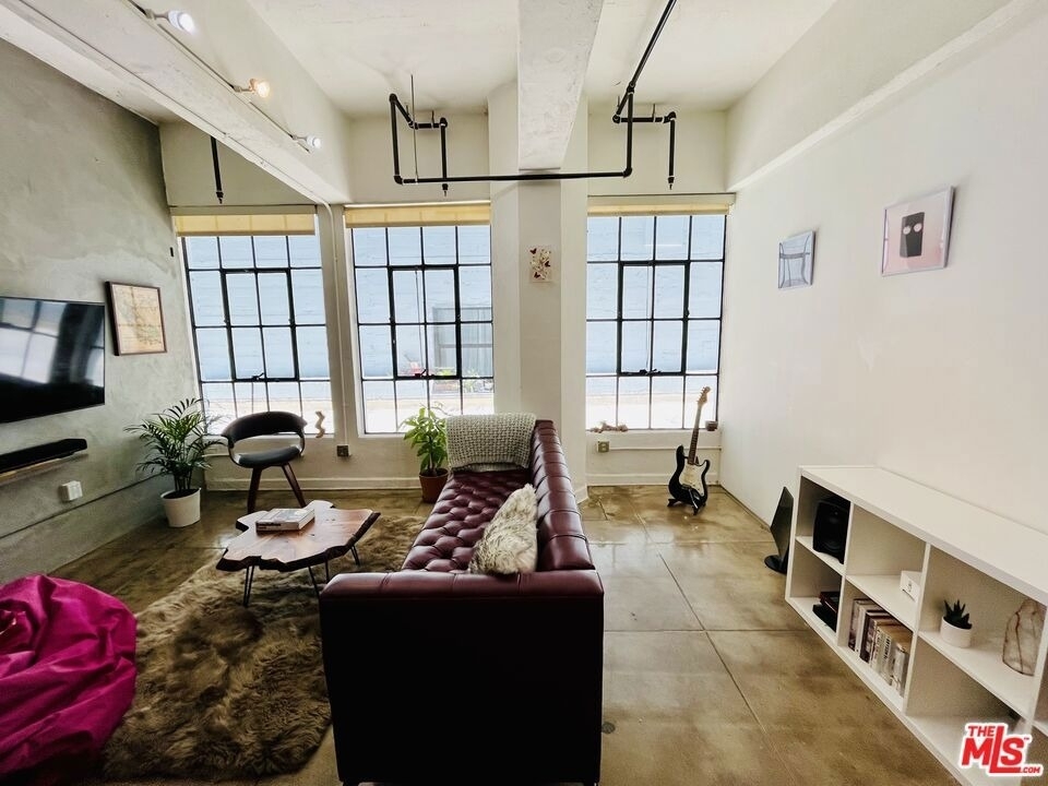 746 S Los Angeles Street - Photo 2