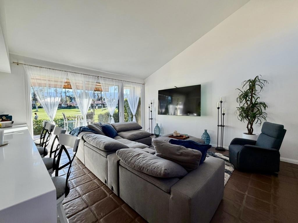 177 Las Lomas - Photo 5