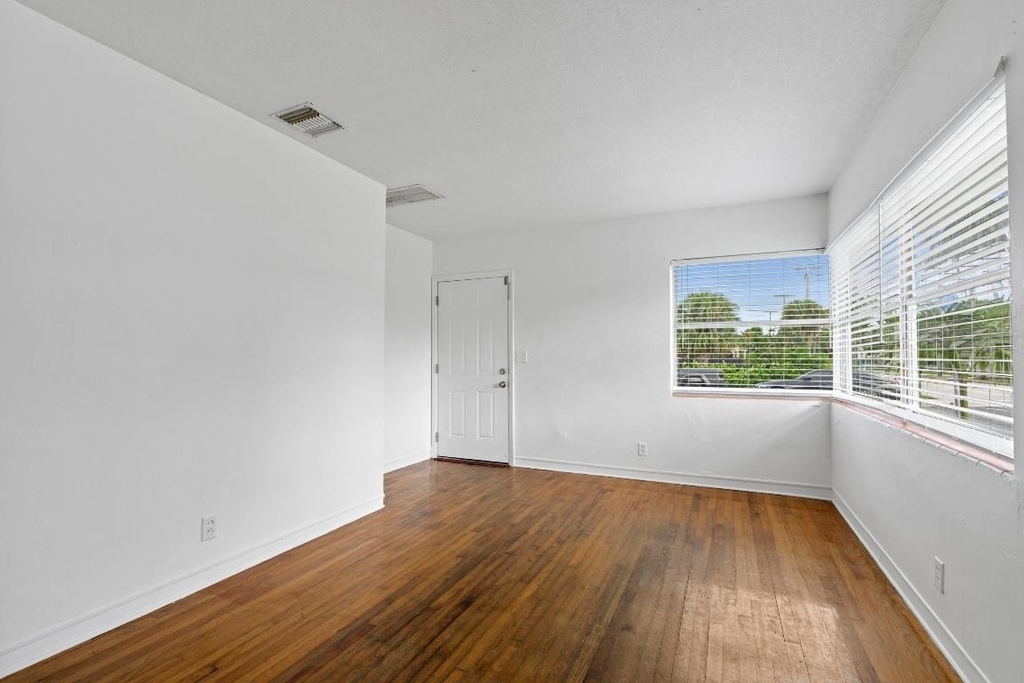 5208 Spruce Avenue - Photo 3