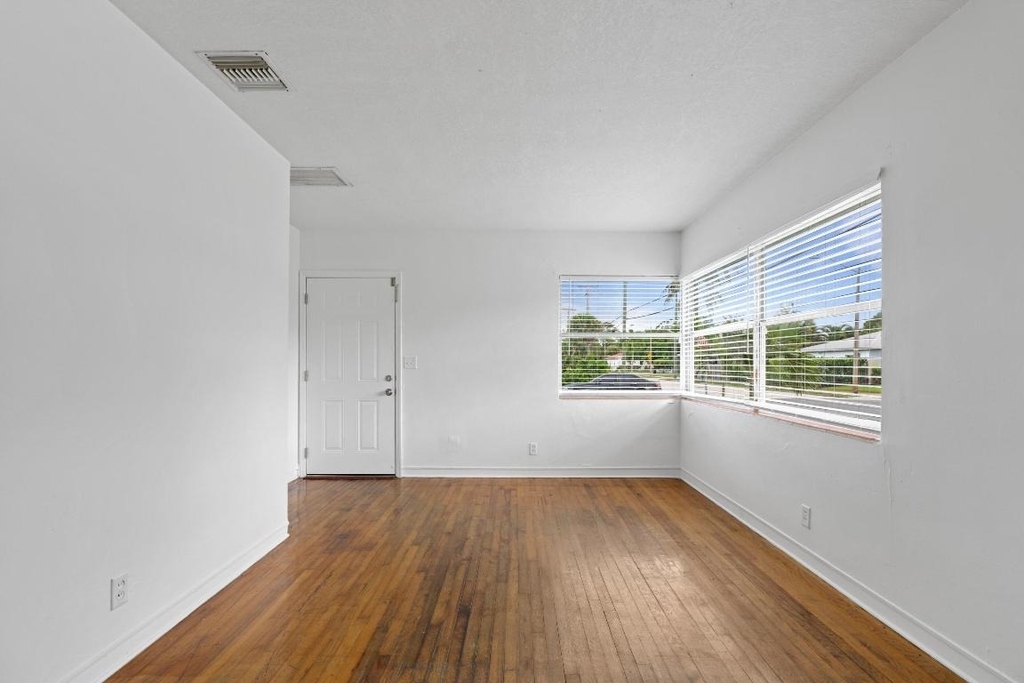 5208 Spruce Avenue - Photo 2