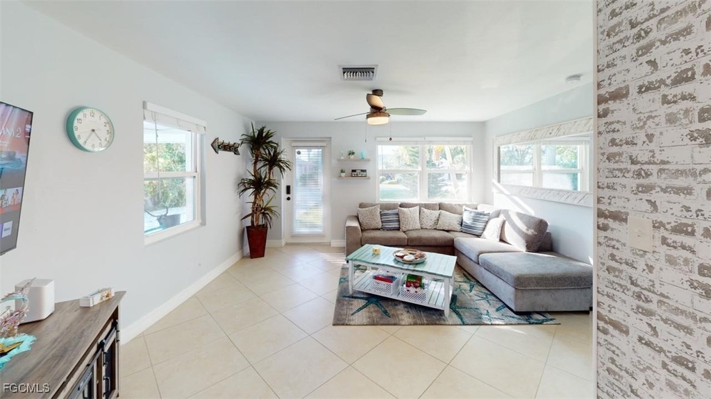 560 E Valley Drive - Photo 3