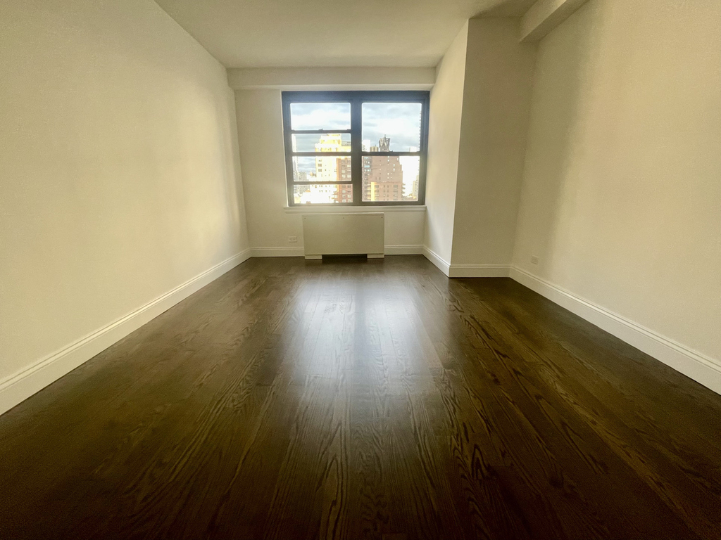 East 82nd / 2nd Ave - Photo 3