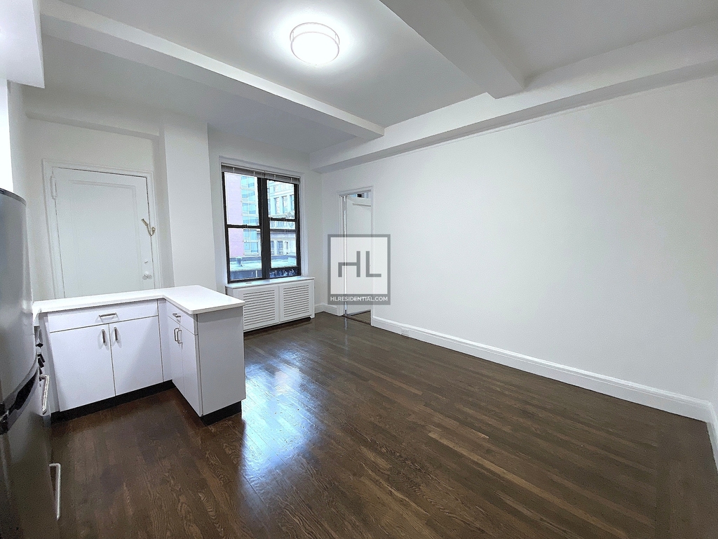 East 46th Street - Photo 0